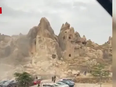 Kapadokya'da peribacası çöktü. Yaralılar var - fotoğraf 1