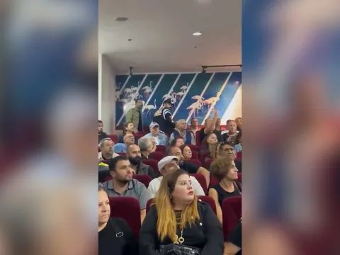 CHP'den AKP'ye geçen belediyenin ilk toplantısında kavga çıktı: Başkana su şişesi fırlatıldı - fotoğraf 1