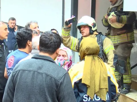 İstanbul'da 5 katlı binada can pazarı: 2 kişi hastaneye kaldırıldı - fotoğraf 5