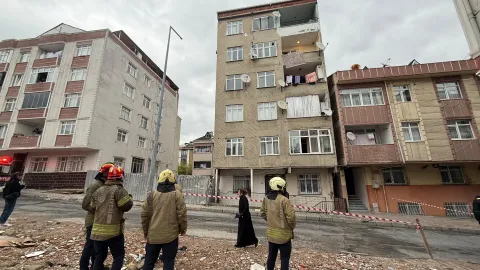 Küçükçekmece’de 7 katlı bina tahliye edildi. Çatlama sesleri geldi