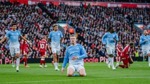 Küme düşürülmesi tartışılan Manchester City Liverpool'dan üç golle intikam aldı