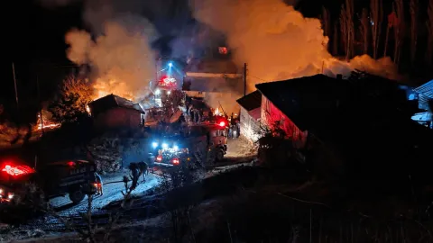 Kütahya’da gece yarısı yangın dehşeti: 6 samanlık ve ahır küle döndü, hayvanlar son anda kurtarıldı!