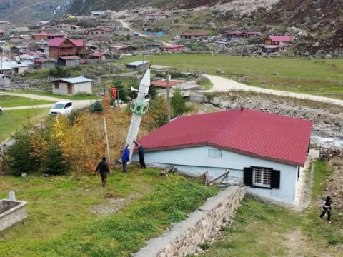 Rize'de kış öncesi gelenek bozulmadı: Çığa karşı minareyi yere yatırdılar - fotoğraf 4
