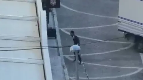 Kuyumcuya kurşun yağdırdı, kaçmak için kadının aracını gasp etti