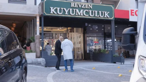 Kuyumcuya kurşun yağdırdı, silah zoruyla gasp ettiği araçla kaçtı