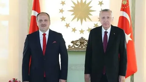 Kuzen yönetiyor, milyon dolarlar akıyor