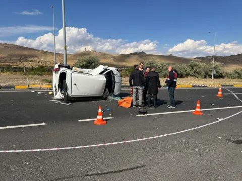 Nevşehir’deki Göreme Kavşağı’nda can pazarı: Takla atan otomobilin sürücüsü ve eşi öldü - fotoğraf 4