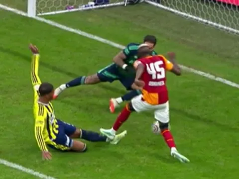 Fırat Aydınus, Galatasaray - Fenerbahçe derbisindeki tartışmalı pozisyonları değerlendirdi: 'Temasın şiddetini yeterli görmedi!' - fotoğraf 4
