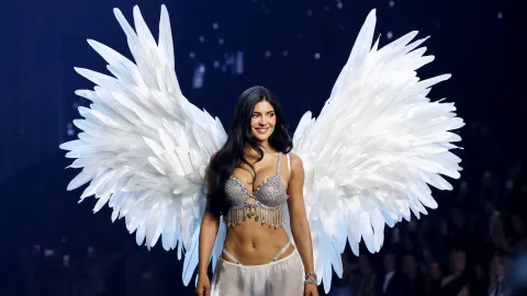 Kylie Jenner ilk kez podyumda. 50 milyon dolarlık rekor