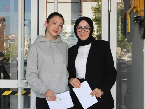 Anne-kız aynı okulda KPSS heyecanı yaşadı: “Ayrı sıralarda aynı sorular için ter dökeceğiz” - fotoğraf 1