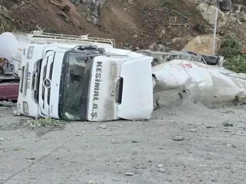 TIR parkında facia: Yamaçtan kopan kayalar araçların üzerine düştü - fotoğraf 4