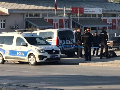 Konya’da kaldırımda erkek cesedi bulundu - fotoğraf 1