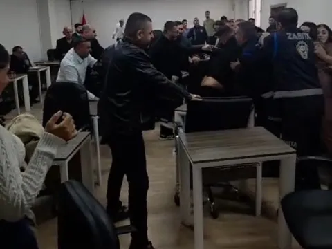Silopi Belediye Meclisi'nde tekme ve yumruklu kavga - fotoğraf 1
