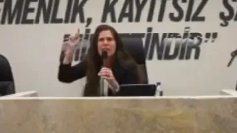 Lâl Denizli'yi meclis toplantısında çıldırtan sözler: "Senin ağzını yerim ben!"