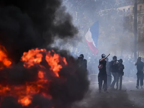Macron'dan eylemcilere çok sert sözler: Fransa sokakları alev alev! - fotoğraf 3