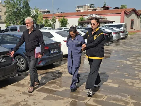 Adana'da eşarp ve plastik aparatla hırsızlık: Güvenlik kamerası ele verdi - fotoğraf 4