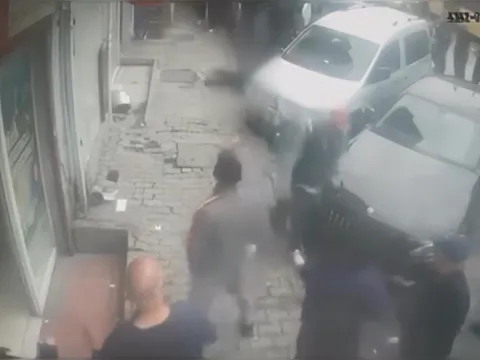 "İmdat polis yok mu" diye feryat etmişti: Tabeladan düşen kadın hastanelik oldu - fotoğraf 5