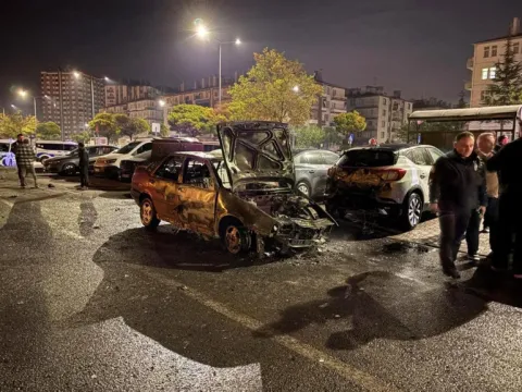 Kayseri’de kaza yapan otomobil alev aldı, park halindeki 3 araç zarar gördü: 1 yaralı - fotoğraf 3