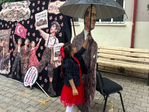 Bu çocuklar varsa umut hep var: Küçük Meryem Atatürk'ü yağmurdan böyle korudu - fotoğraf 2