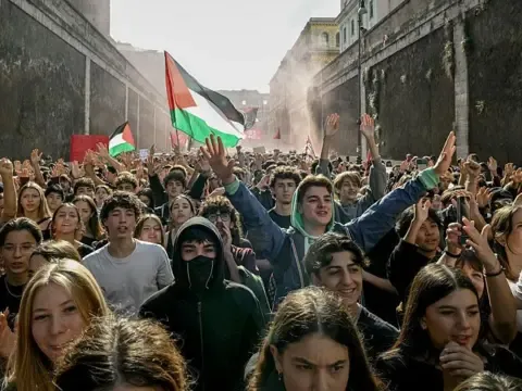 İtalya'da 'hayat pahalılığı ve savaş ekonomisine karşı' grev ve gösteriler - fotoğraf 1