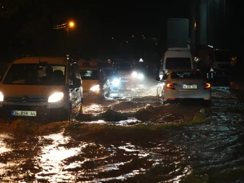 İstanbul'da dereler taştı, yollar göle döndü - fotoğraf 1