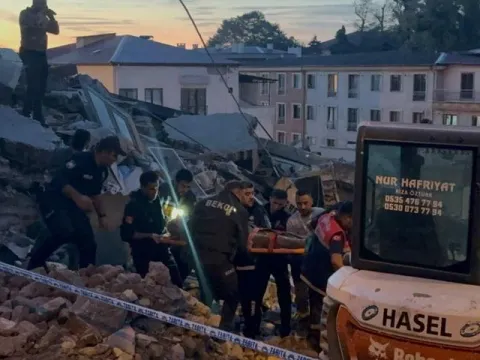 SON DAKİKA HABERİ: Zonguldak'ta bina çöktü! Enkaz altında kalanlar var - fotoğraf 1
