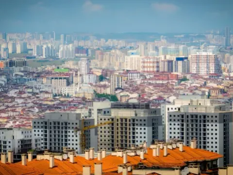 Esenyurt ve Çeşme belediyelerine operasyon - fotoğraf 1