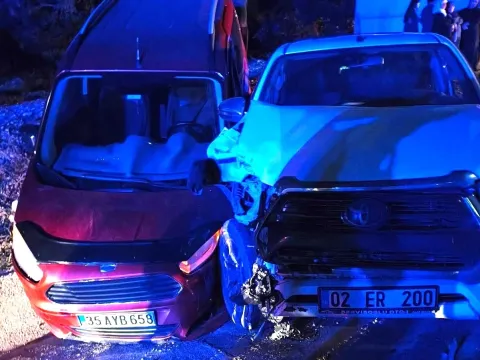 Adıyaman’da iki hafif ticari araç çarpıştı: 4’ü çocuk 8 yaralı - fotoğraf 1