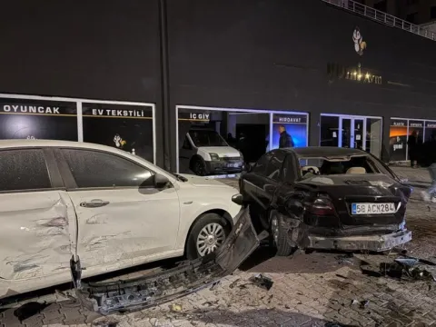 Park halindeki araçlara çarpan otomobil alev aldı: 2 kişi yaralandı - fotoğraf 4