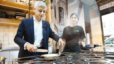 Londra Belediye Başkanı Khan Tezgaha geçti künefe yaptı