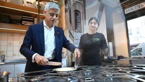 Londra Belediye Başkanı Khan, Türk restoranında künefe yaptı