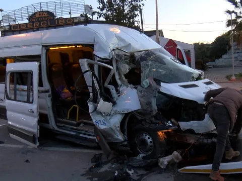 Arnavutköy'de 9 yaralının olduğu minibüs kazasının görüntüleri ortaya çıktı - fotoğraf 2