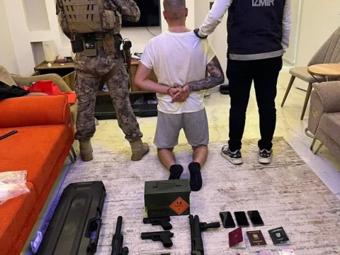 Kırmızı bültenle aranıyordu, Türk polisi İzmir'de yakalandı - fotoğraf 1