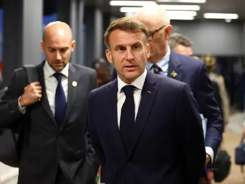 Macron, protestocu öğrencileri hedef aldı. "Siyasetçilerin oyuncağı oluyorlar" - fotoğraf 1