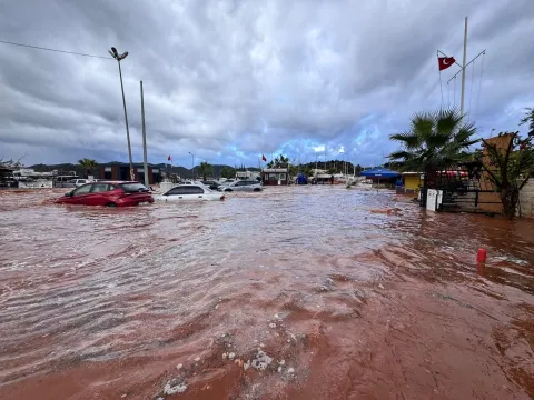 Antalya’da sağanak felaketi: Araçlar sürüklendi, seralar zarar gördü - fotoğraf 1
