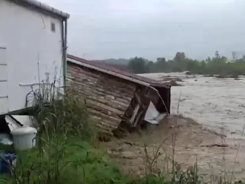 Sakarya'da biri prefabrik biri de ahşap ev, sel sularına kapıldı - fotoğraf 1