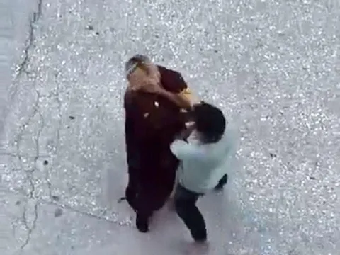 Sokaktaki feryatlar yürekleri parçaladı... Kadına şiddet kamerada! - fotoğraf 3