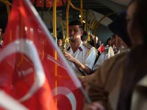 Halk otobüsünde yolcuları şoke eden Cumhuriyet Bayramı kutlaması! - fotoğraf 2