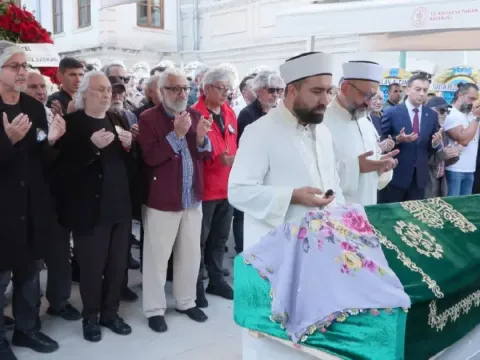 İpek Tanrıyar'dan cenazedeki kıyafetiyle ilgili açıklama. "Keşke biri beni uyarsaydı" - fotoğraf 1