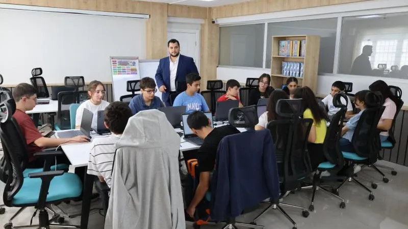 M² STEAM MERKEZİ GENÇ BEYİNLERE IŞIK OLUYOR