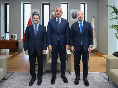 Turizmde yeni rotalar: Bakan Ersoy ve THY yönetiminden turizm zirvesi - fotoğraf 1