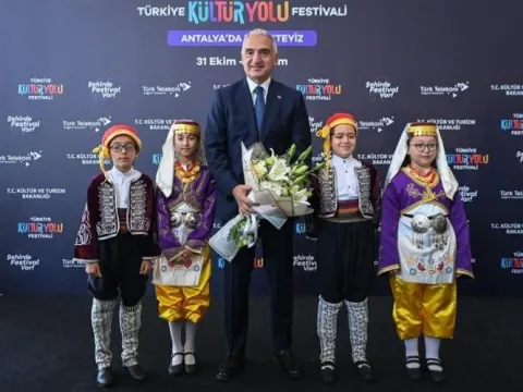 ANTALYA’DA KÜLTÜR YOLU HEYECANI BAŞLADI! BAKAN ERSOY 440’TAN FAZLA ETKİNLİĞİN AÇILIŞINI YAPTI - fotoğraf 1