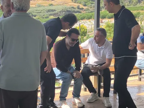 Bir babanın en acı vedası: Atilla Taş kızının tabutuna sarılıp ağladı - fotoğraf 4