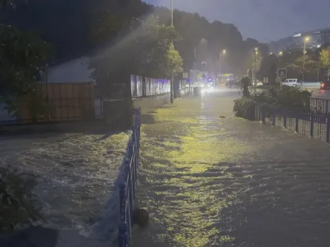İstanbul'da dere taştı okul bahçesi sular altında kaldı! - fotoğraf 1
