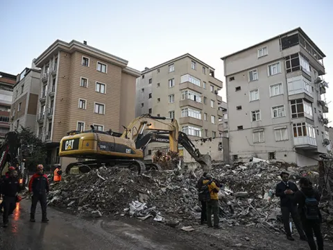 Maltepe'de 7 katlı binanın 3 katı çöktü | 5 kişi hayatını kaybetti: Enkaz kaldırma çalışmaları sürüyor! Valilikten açıklama - fotoğraf 3