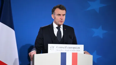 Macron: Cumhuriyeti devirmeye çalışanlar bunun hesabını vermeli