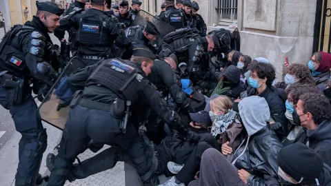 Macron protestolara hazır: 70 bin kişilik polis ordusu seferber edildi