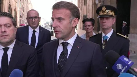 Macron’dan sanal medya sözleri: “Demokrasilerimize zarar veriyor”