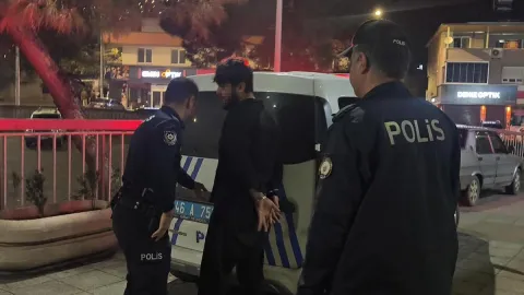 Mahallede korku dolu anlar: Önce annesini rehin aldı, sonra çatıya çıktı