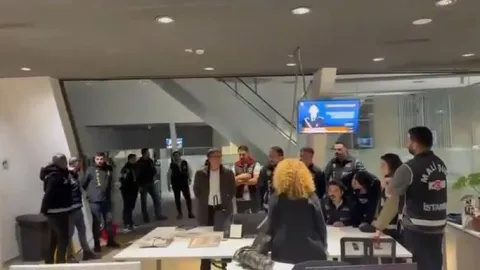 Mali şube ekipleri Halk TV binasında arama yapıyor